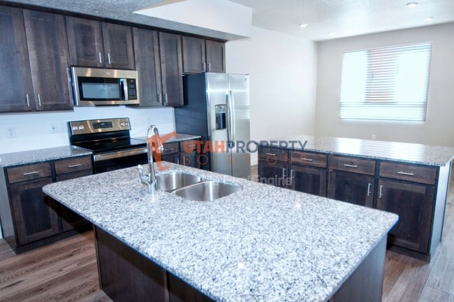Building Photo - 1025 W 400 S