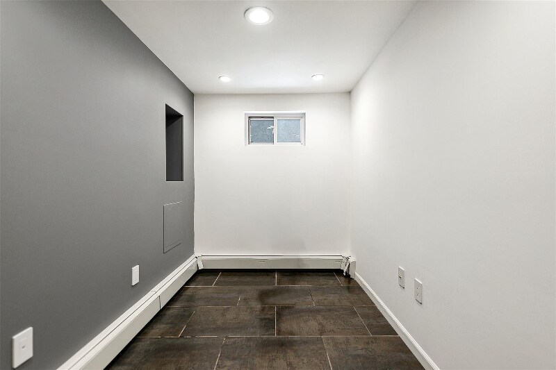 Building Photo - 71-31 Loubet St