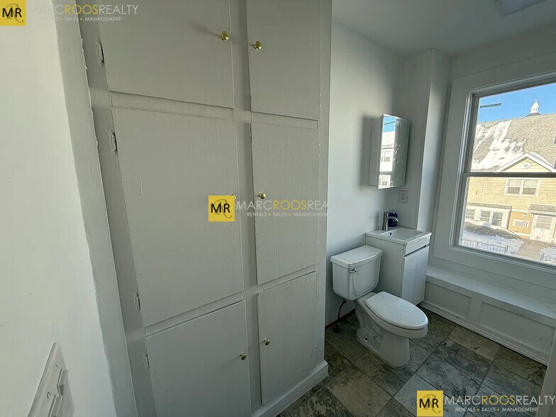 Building Photo - 682 Parker St