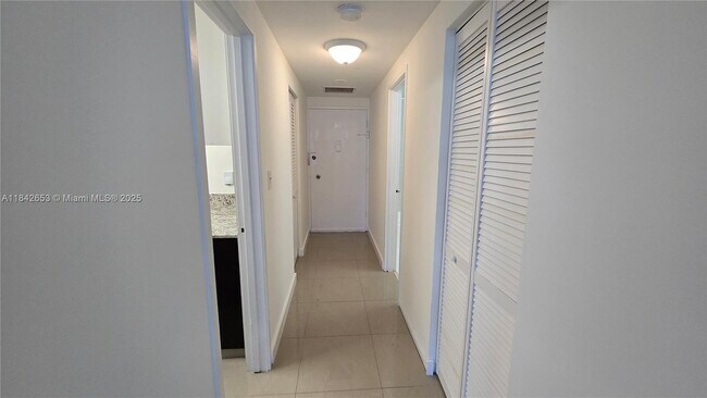Building Photo - 999 Brickell Bay Dr