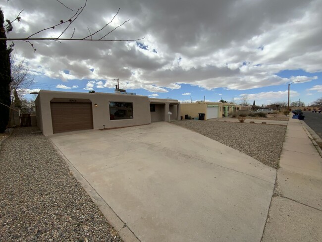 Building Photo - 3 Bedroom Single Story Home Available Near...