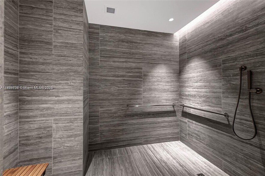 Building Photo - 2655 S Bayshore Dr