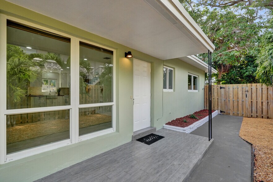 Building Photo - 3033 NE 20th Ter