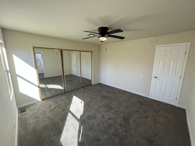 Building Photo - Recently renovated 2 bed 2 bath in Sacramento!