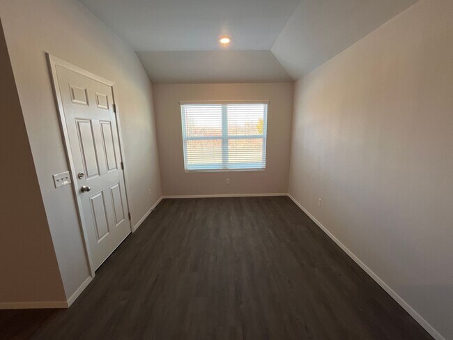 Building Photo - **St Patrick's Day Deal!** NEWER Three Bed...