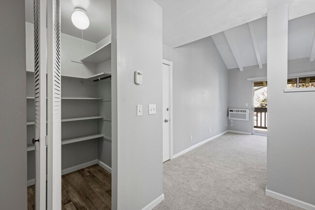 Building Photo - Walnut Creek! 1 bedroom 1 bathroom, Walk t...