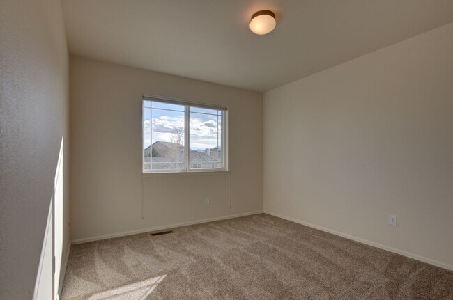 Building Photo - Beautiful clean home ready to move in on 08/05/2026 but not before!