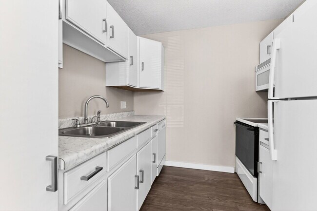 Building Photo - 5920 Walnut Cir Dr