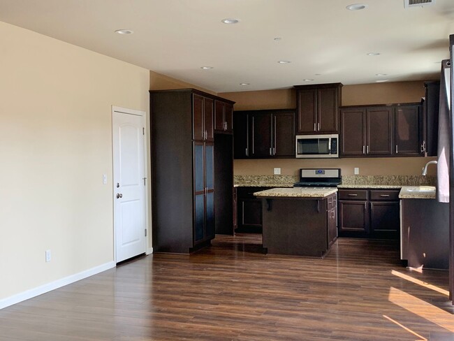 Building Photo - 4 Bedroom Home in Hollister