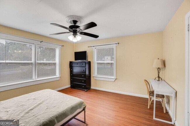 Building Photo - 695 Trout St