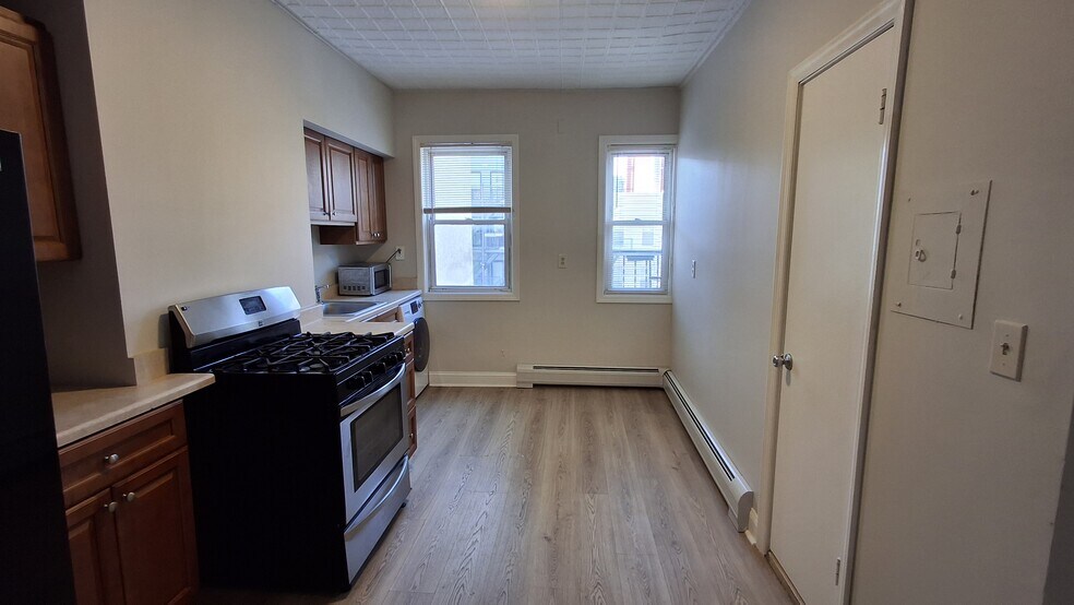 Kitchen (view from living room) - 404 Madison St
