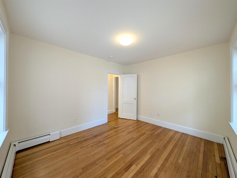 Building Photo - 32 College Ave