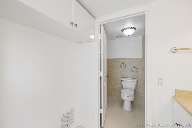 Building Photo - 1105 Bahama Bend