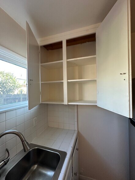 Building Photo - 904 N Normandie Ave
