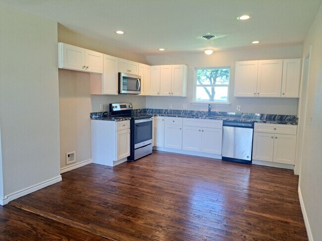 Building Photo - Renovated 4 bedroom 2.5 bath