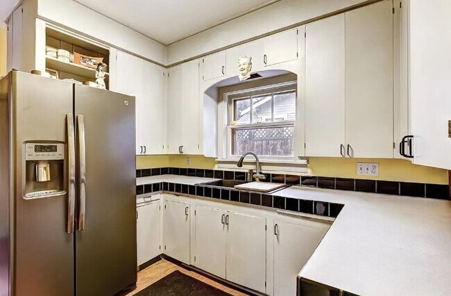 Building Photo - 7307 SW 31st Ave