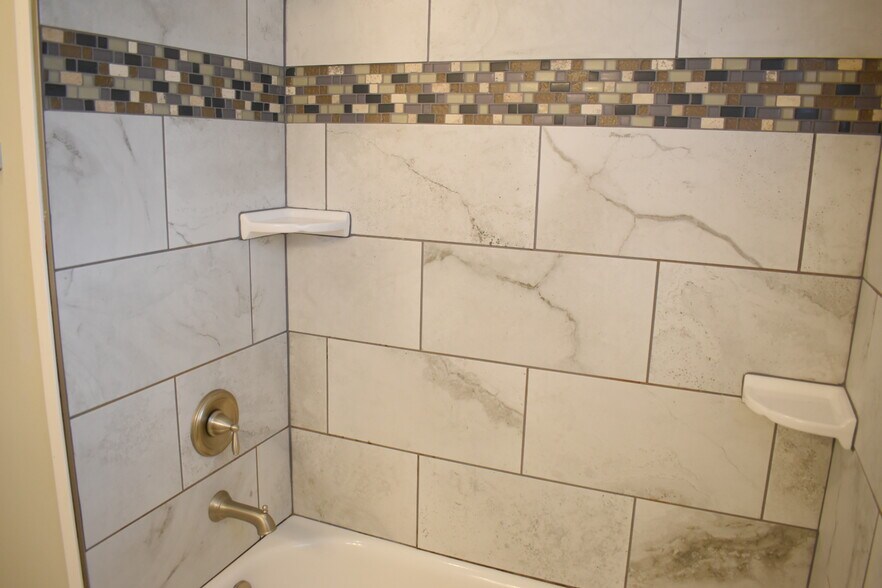 Building Photo - 306 Kenwood Ave