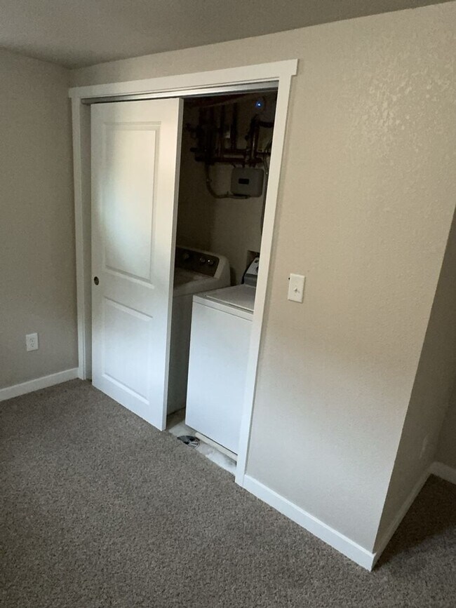 Building Photo - Utilities Included - 1 Bed 1 Bath Apartment