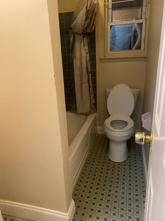 Bathroom - 4101 Gault Plz NE