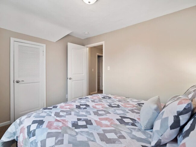 Building Photo - 1415 W 57th St