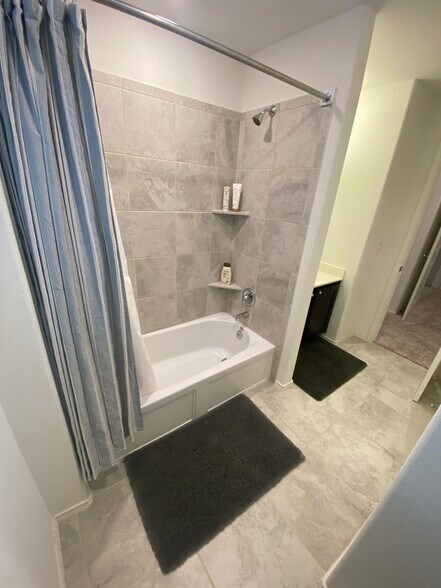 Shared bath - 15208 Spruce Frost Cv