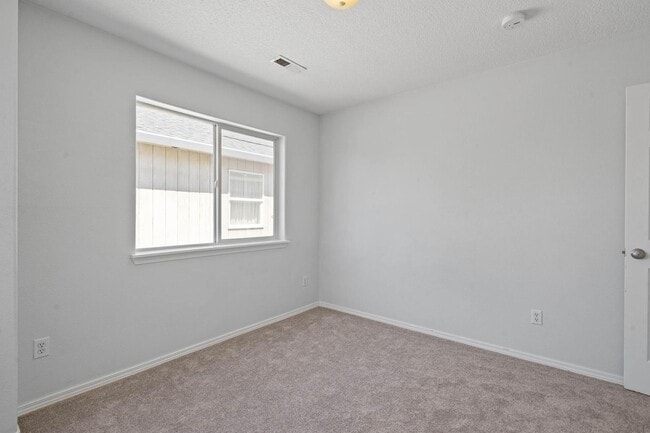 Building Photo - Lovely 3-bdrm/2-bath thin house in Portsmouth. Fenced backyard w/ deck, 1-car garage