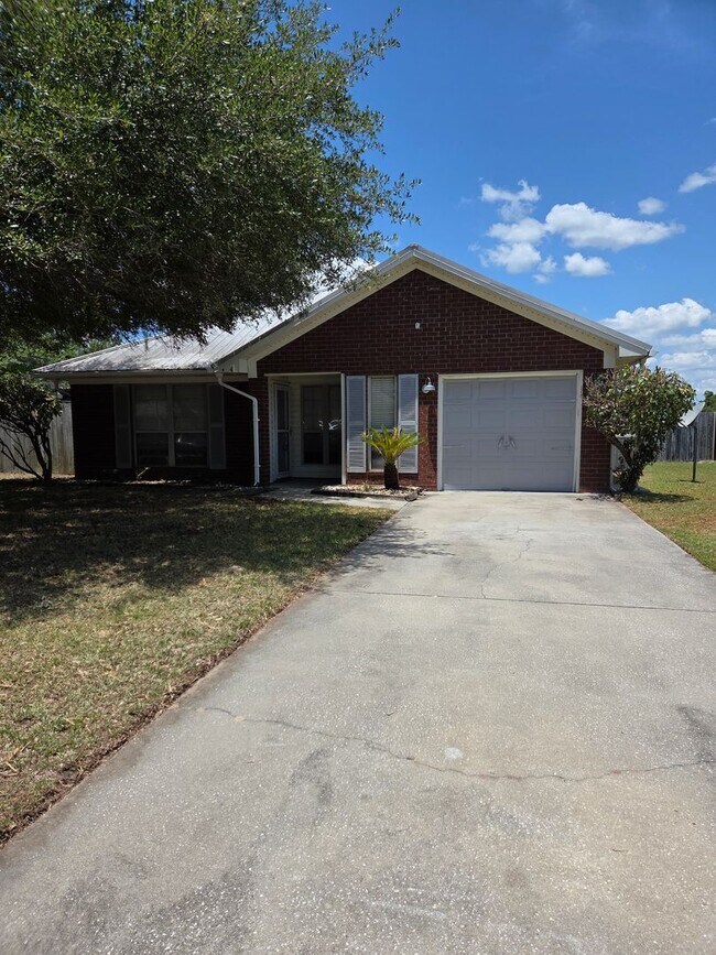 Building Photo - 3 Bedroom 2 bath fenced back yard in a quiet neighborhood!!