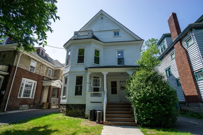 Building Photo - AVAIL 6/1/26 - Charming 5 bedroom Home wit...