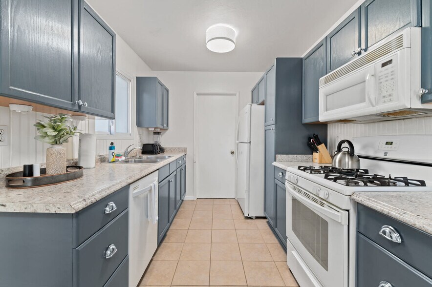 Building Photo - 8543 Sandstone Dr