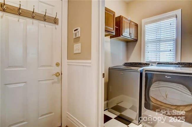 Building Photo - 8005 Weddington Downs Dr
