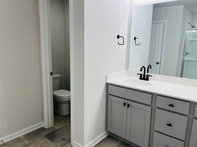 Building Photo - Stunning 3 bedroom, 3.5 bathroom townhome ...