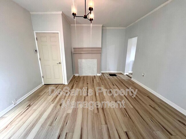 Building Photo - 210 18th St