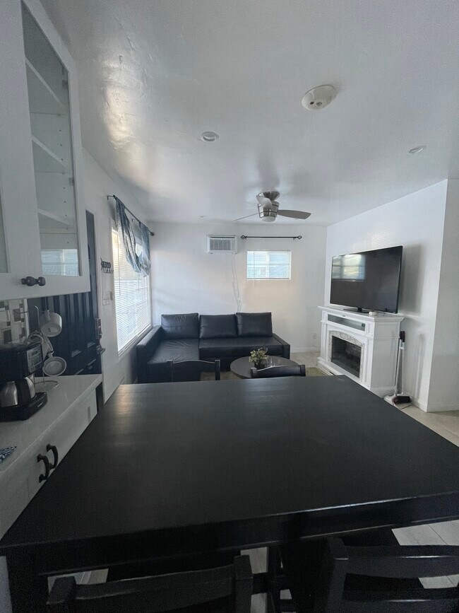 Building Photo - 4374 Overland Ave