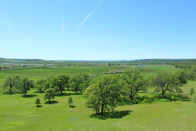 Building Photo - MOVE IN SPECIAL OF $500 OFF FIRST MONTHS RENT!