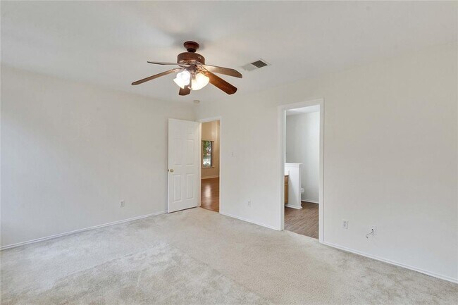 Building Photo - 1008 Balanced Rock Pl