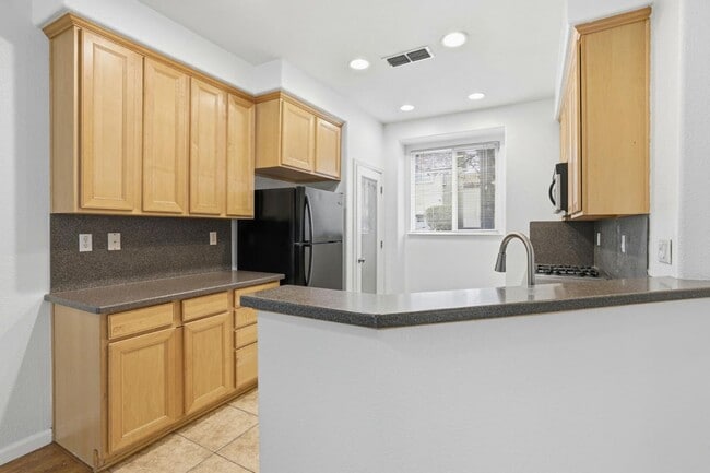 Building Photo - 11 Stony Hill Pl