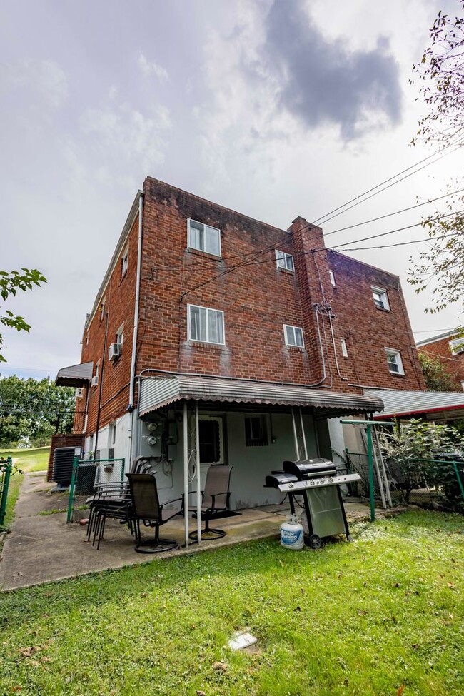 Building Photo - Apartment in Parkside