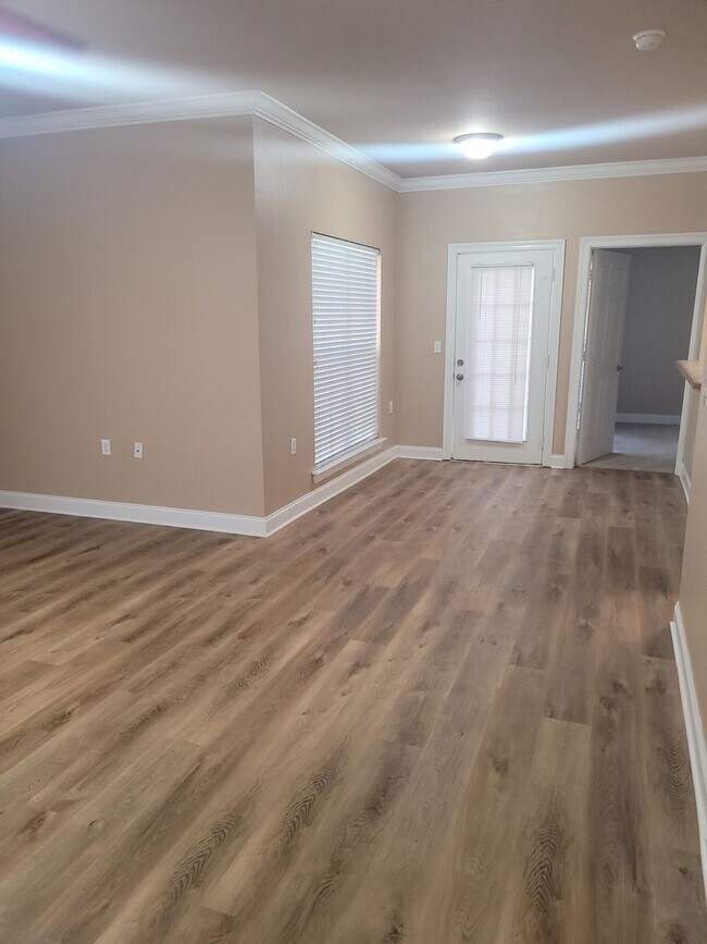 Building Photo - 2 bedrooms and 2 bathrooms condo with washer/dryer