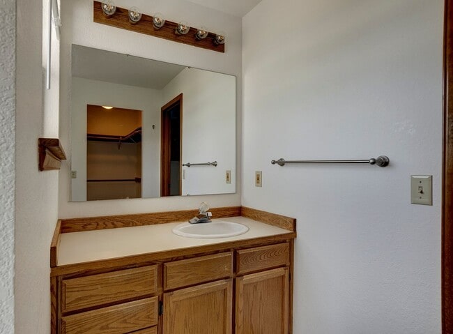 Building Photo - 3 Bedroom 2.5 Bath Waterview Townhome
