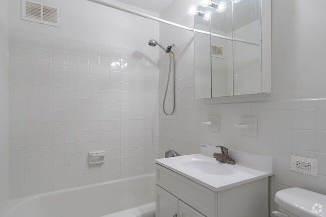 1BR, 1BA - 665SF Bath - Courtside Square Apartments