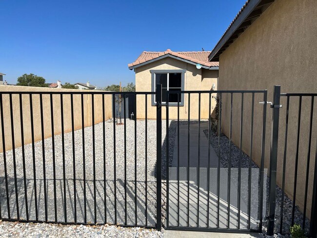 Building Photo - 3 bedroom 2 bath home with large yard available in Adelanto!