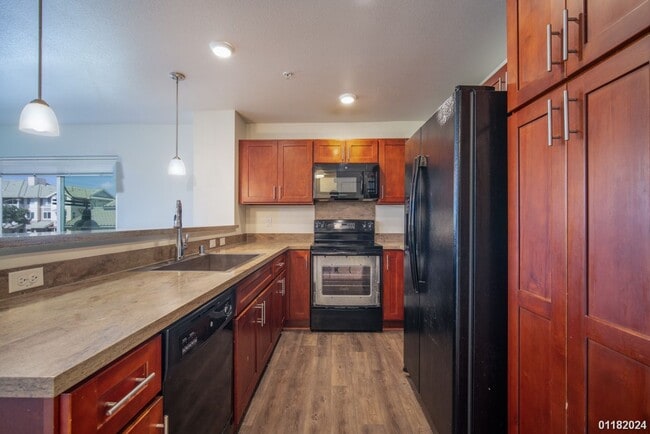 Building Photo - 3bd/2.5ba condo with 2 assigned parking sp...