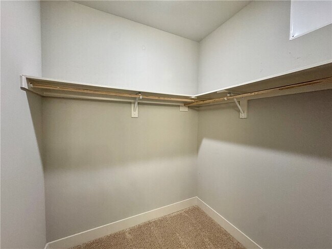 Building Photo - 925 NE Hts Ln