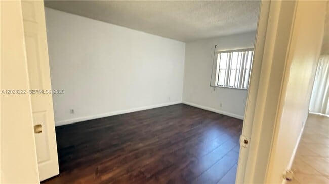 Building Photo - 240 Lakeview Dr