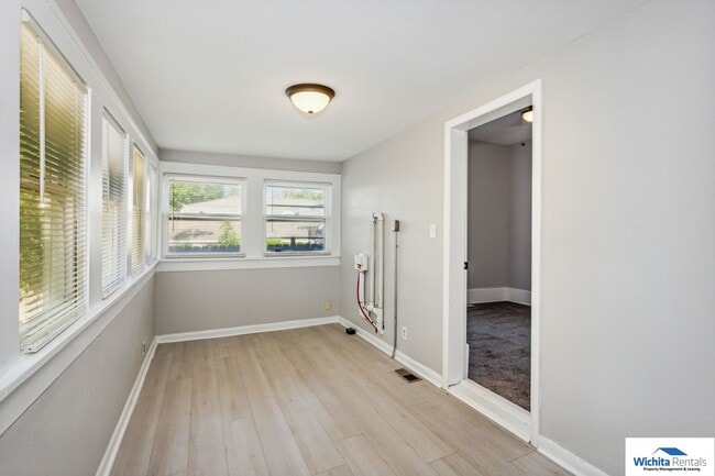 Building Photo - Large Bungalow  in College Hill - **Move in Special - 1/2 off first months rent**