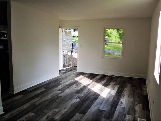 Building Photo - Newly Renovated 3 Bedroom 2 Bathroom House...