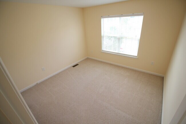 Building Photo - 3 Bedroom/2.5 Bath Home with Fenced-in Back Yard! Pet Friendly