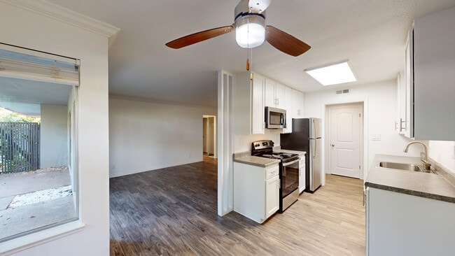 Building Photo - 823 Las Gallinas Ave