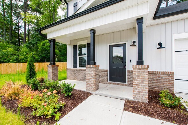 Building Photo - Nearly New 3 Bedroom home minutes to downt...
