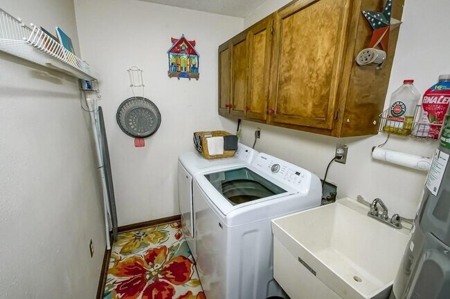 Building Photo - 131 Kingston Dr